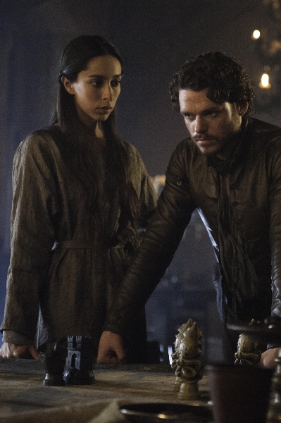 Talisa Maegyr (Oona Chaplin) y Robb Stark (Richard Madden)