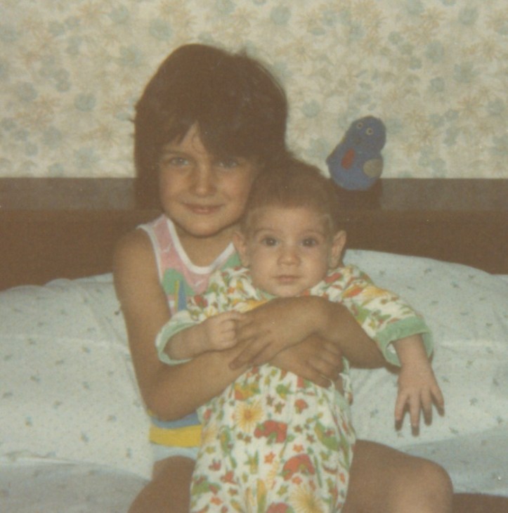 Soy yo hace un montón de años, con mi hermano pequeño... sigo sin saber sostener a un bebé xD