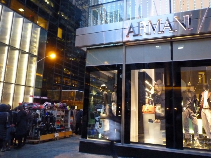 Armani, y al lado, el típico carrito en que vendían gorros y bufandas