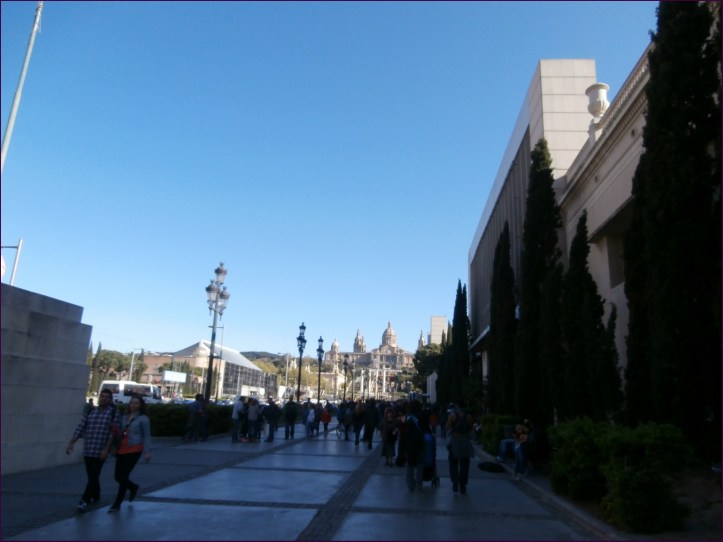La entrada estaba por ahí a la derecha...
