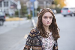 Olivia Cooke es Emma Decody