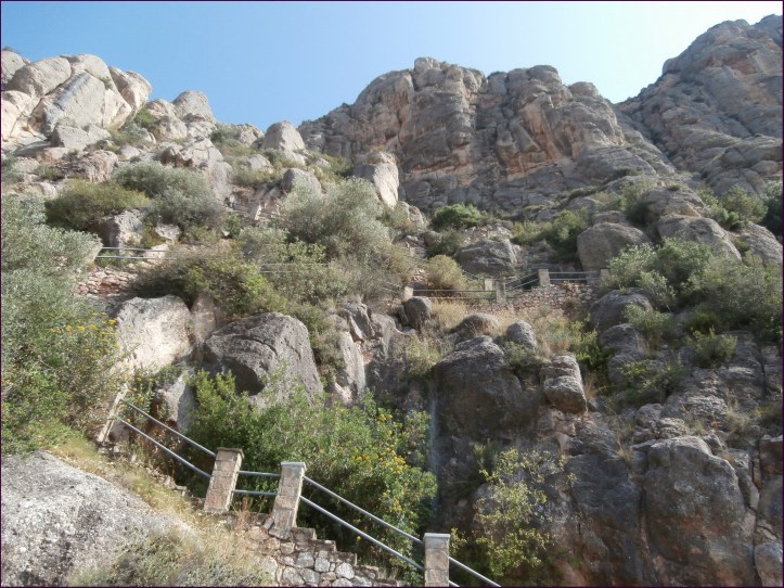 En los primeros metros de la ruta se pasa justo por delante de la entrada a las Coves del Salnitre... y después vienen estos escalones