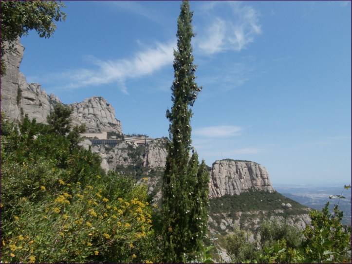 Viendo el ansiado alto en el camino... el complejo del Monestir