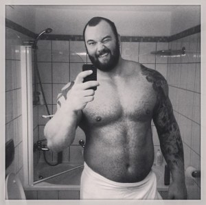 Otra foto, aquí se parece más a Conan Stevens, la primera Montaña