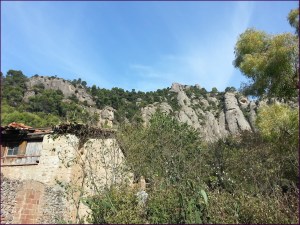Al pasar junto a una vieja masía...