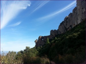 Al fondo, la Cadireta y la Roca Foradada