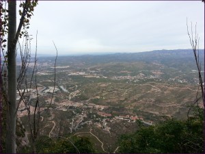 Vista hacia abajo, con Monistrol y el río Llobregat