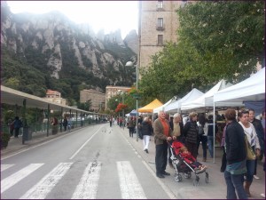 Puestos que en torno al monasterio, con productos típicos (miel, quesos, postres...)