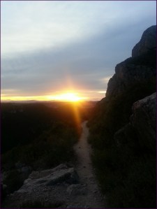 ...y disfrutamos la puesta del sol desde la montaña. ^^