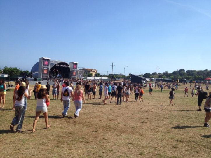 La gente fue llegando, y siguieron llegando hasta llenar el recinto...