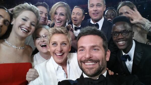 Lo más comentado de la gala, un "selfie" de la presentadora, Ellen Degeneres con algunos de los asistentes