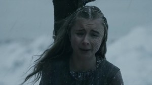 ...Shireen muere sufriendo entre las llamas, con el dolor añadido de la traición de sus propios padres.